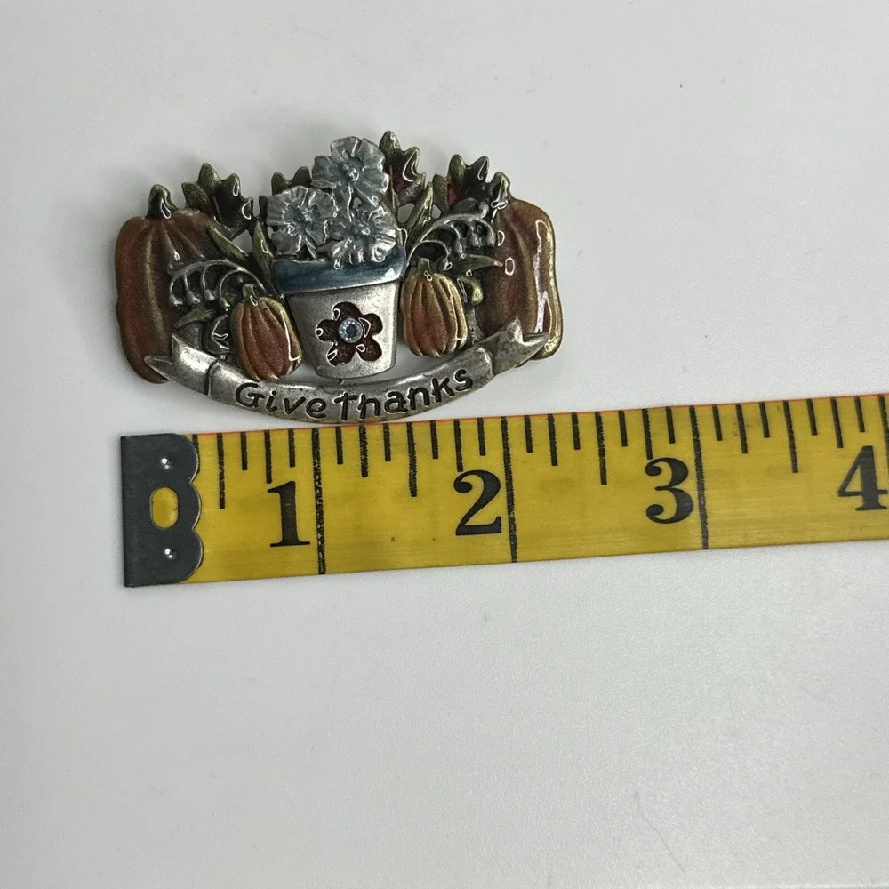BROOCH 
